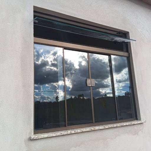 Janela vidro temperado com basculante sob medida em Barbacena, MG por Vidraçaria Uniglass