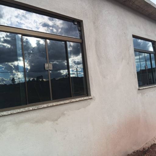 Janela vidro temperado com basculante sob medida em Barbacena, MG por Vidraçaria Uniglass