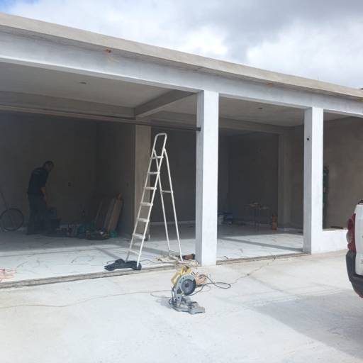 Fechamento de porta de correr Antes / depois: funcionalidade e elegância em Barbacena por Vidraçaria Uniglass