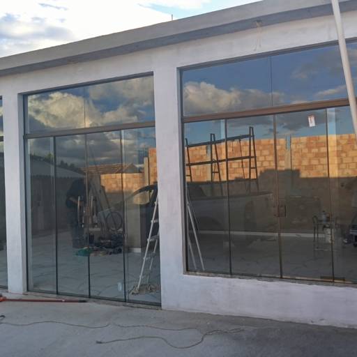 Fechamento de porta de correr Antes / depois: funcionalidade e elegância em Barbacena por Vidraçaria Uniglass