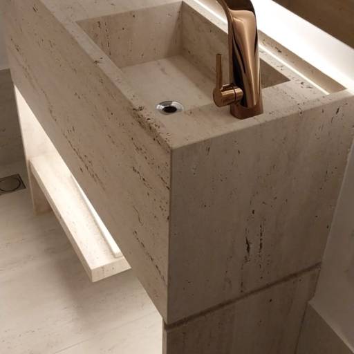 Lavatório Travertino Romano – Ninho Verde II, SP por Marmoraria Carvalho