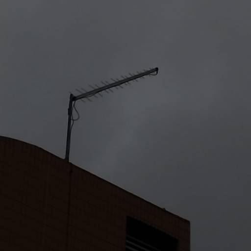 Conserto com Troca de Antena Proeletronic 38 elementos em coletiva para 40 apartamentos, academia e salão de festas no bairro Jardim Santo André em 08/10/2025