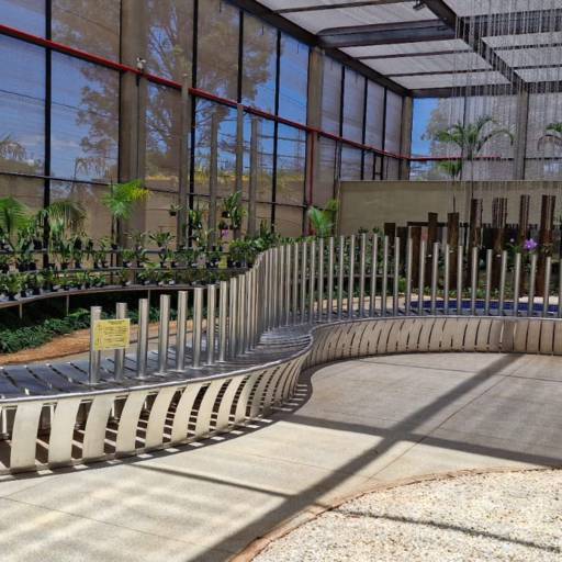 Banco em Inox Produzido para o Orquidário de Lençóis Paulista – Resistência com Design Funcional por MW Inox Fabricação e Polimento Industrial