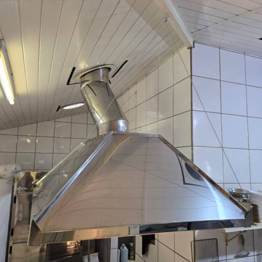 Coifa em Inox Desenvolvida para o Pesqueiro Peixe Loko – Projeto Personalizado em Agudos por MW Inox Fabricação e Polimento Industrial