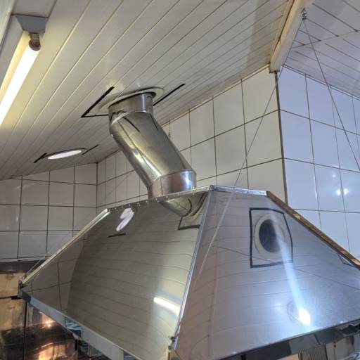 Coifa em Inox Desenvolvida para o Pesqueiro Peixe Loko – Projeto Personalizado em Agudos por MW Inox Fabricação e Polimento Industrial