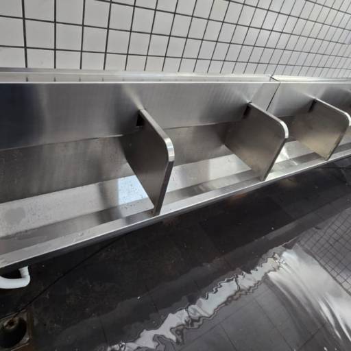 Mictório Industrial em Inox Produzido para a Usina Zilor – Projeto Especial em Lençóis Paulista por MW Inox Fabricação e Polimento Industrial