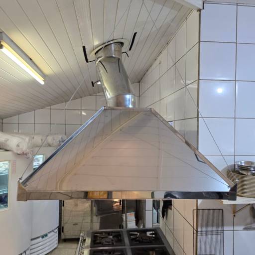 Coifa em Inox Desenvolvida para o Pesqueiro Peixe Loko – Projeto Personalizado em Agudos por MW Inox Fabricação e Polimento Industrial