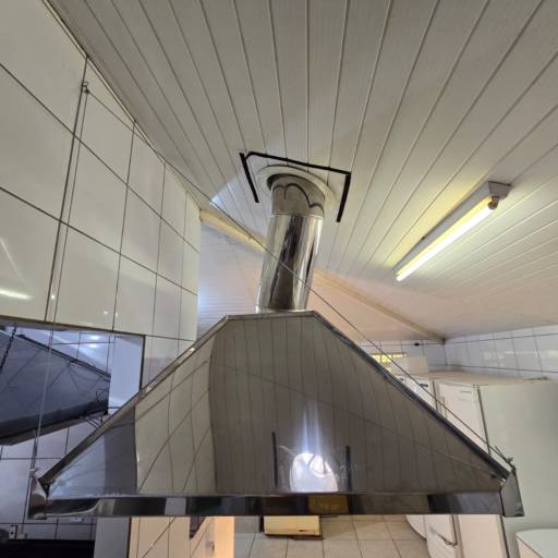 Coifa em Inox Desenvolvida para o Pesqueiro Peixe Loko – Projeto Personalizado em Agudos por MW Inox Fabricação e Polimento Industrial