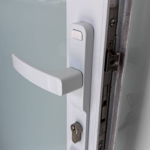 Porta de Giro em Alumínio Branco com Vidro Jateado por VerticalGlass - Esquadrias de Alumínio e Vidros