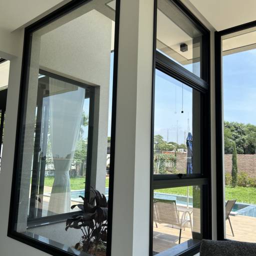 Janela Maxim-Ar com Tela Mosquiteira – VerticalGlass Esquadrias de Alumínio e Vidros em Lençóis Paulista, SP por VerticalGlass - Esquadrias de Alumínio e Vidros