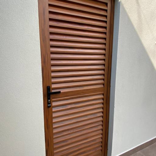 Porta de Alumínio em Cor Madeira Savana por VerticalGlass - Esquadrias de Alumínio e Vidros