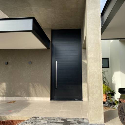 Porta Pivotante com Lambri 150mm e Puxador Inox 1500mm por VerticalGlass - Esquadrias de Alumínio e Vidros