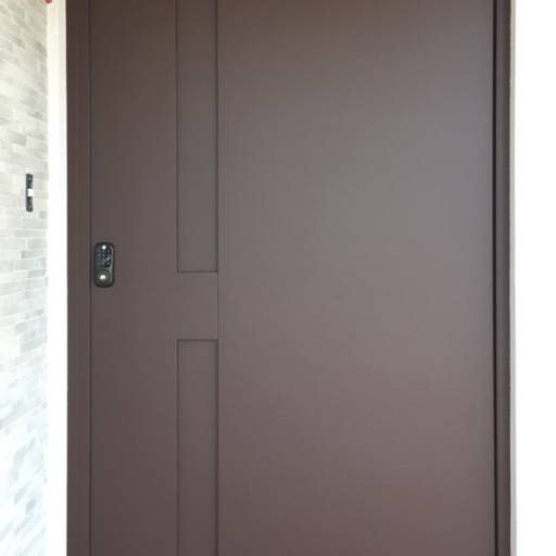 Porta de ACM com Puxador Cava na Cor Aço Corten + Fechadura Digital por VerticalGlass - Esquadrias de Alumínio e Vidros Porta de ACM com Puxador Cava na Cor Aço Corten + Fechadura Digital por VerticalGlass - Esquadrias de Alumínio e Vidros