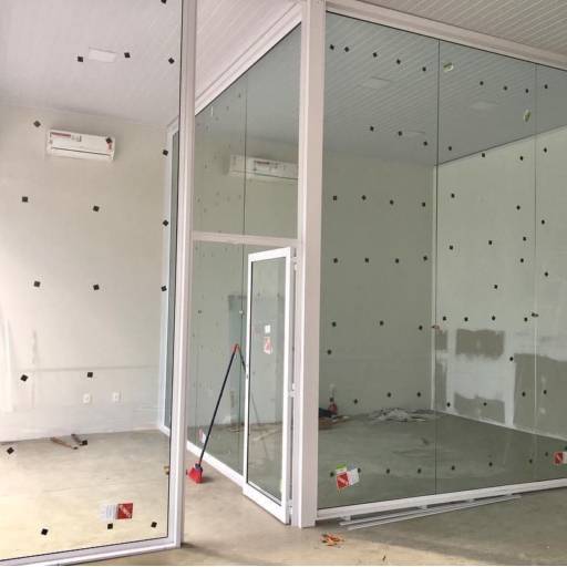 Divisória de vidro por VerticalGlass - Esquadrias de Alumínio e Vidros