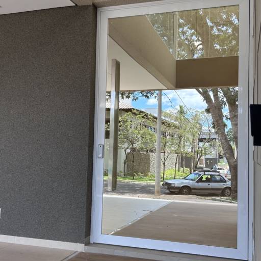 Porta de Alumínio Branco Linha 42 com Vidro Refletivo Champanhe e Película Jateada no lado interno à casa e Puxador Inox 1500mm - Instalação realizada no Condomínio Spazio Verde por VerticalGlass - Esquadrias de Alumínio e Vidros