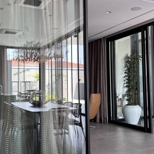 Portas de Correr de Alumínio da Cor Preto Fosco por VerticalGlass - Esquadrias de Alumínio e Vidros