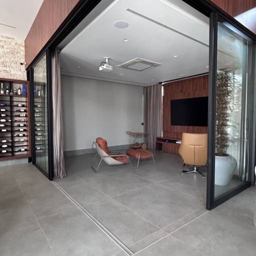 Portas de Correr de Alumínio da Cor Preto Fosco por VerticalGlass - Esquadrias de Alumínio e Vidros