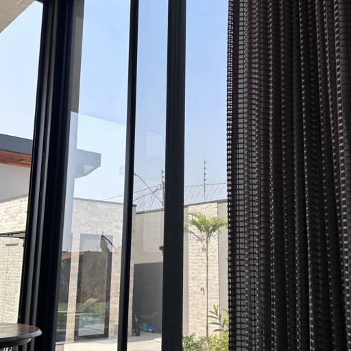 Portas de Correr de Alumínio com Grandes Vãos na Cor Preto Fosco por VerticalGlass - Esquadrias de Alumínio e Vidros