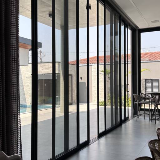 Portas de Correr de Alumínio com Grandes Vãos na Cor Preto Fosco por VerticalGlass - Esquadrias de Alumínio e Vidros