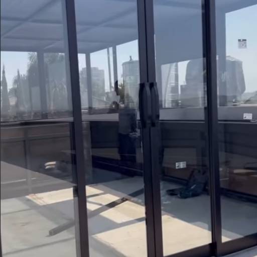 Porta de Correr 4 Folhas com Abertura Central com Puxador Flare Udinese 300mm por VerticalGlass - Esquadrias de Alumínio e Vidros