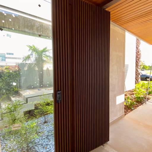 Porta de Lambri Ripado na Cor Aço Corten com Fechadura Digital por VerticalGlass - Esquadrias de Alumínio e Vidros