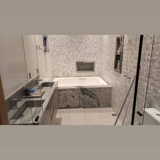 Lavatório, nicho e revestimento de banheira no granito Branco Nepal por R.R Marmoraria