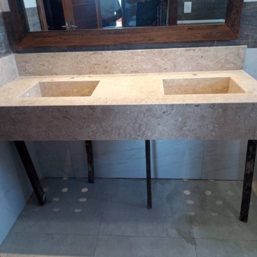 Lavatório no mármore travertino com Cuba dupla esculpida por R.R Marmoraria