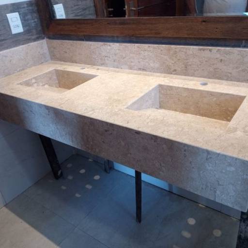 Lavatório no mármore travertino com Cuba dupla esculpida