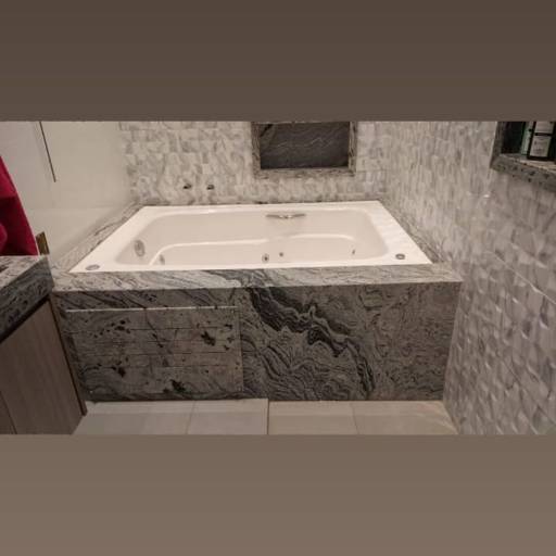 Lavatório, nicho e revestimento de banheira no granito Branco Nepal por R.R Marmoraria