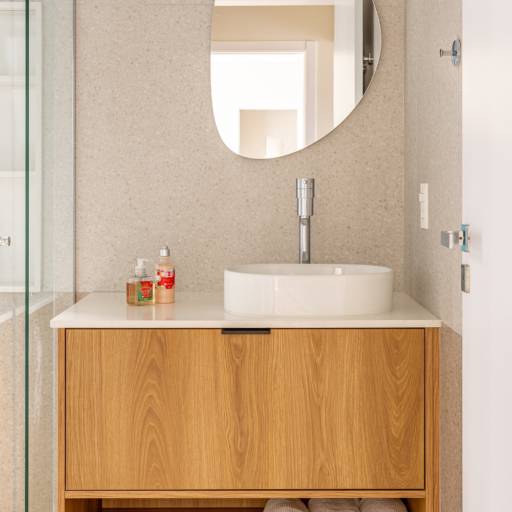 Design Inteligente em Banheiros Planejados – Ninho Verde II por THRE3 - Estúdio de Design