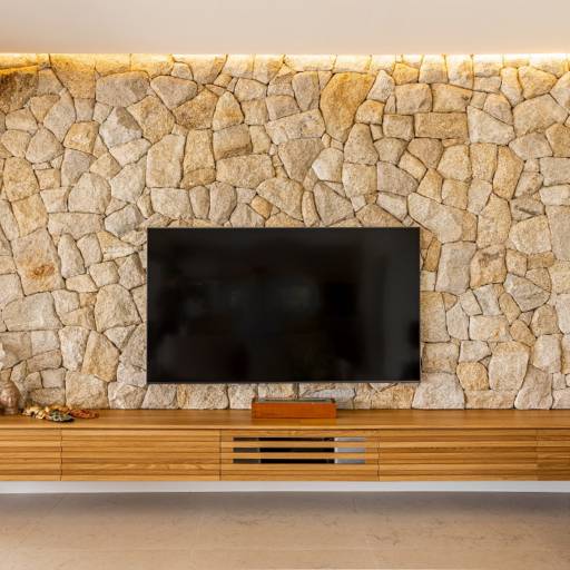 Salas Planejadas no Ninho Verde II – Estilo e Conforto por THRE3 - Estúdio de Design