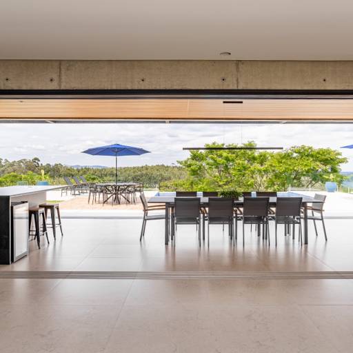 Salas Planejadas no Ninho Verde II – Estilo e Conforto por THRE3 - Estúdio de Design