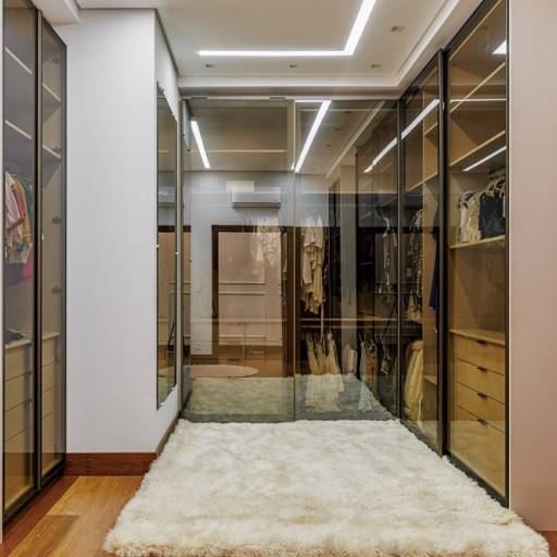 Closets Planejados no Ninho Verde II – Organização Total por Solutudo