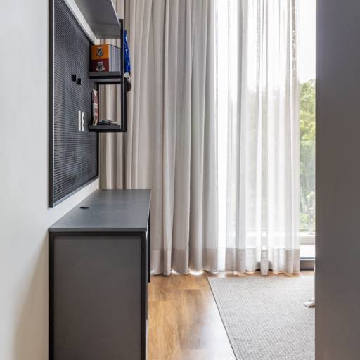 Quartos Planejados no Ninho Verde II – Conforto Sob Medida por THRE3 - Estúdio de Design