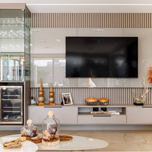 Salas Planejadas no Ninho Verde II – Estilo e Conforto por THRE3 - Estúdio de Design