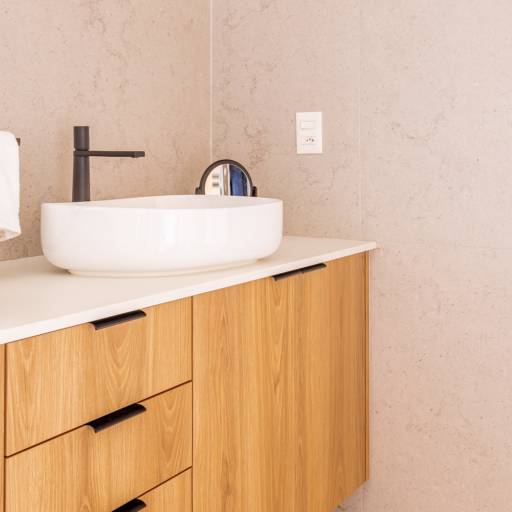 Design Inteligente em Banheiros Planejados – Ninho Verde II por THRE3 - Estúdio de Design