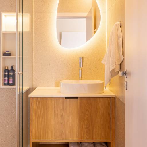 Design Inteligente em Banheiros Planejados – Ninho Verde II por THRE3 - Estúdio de Design