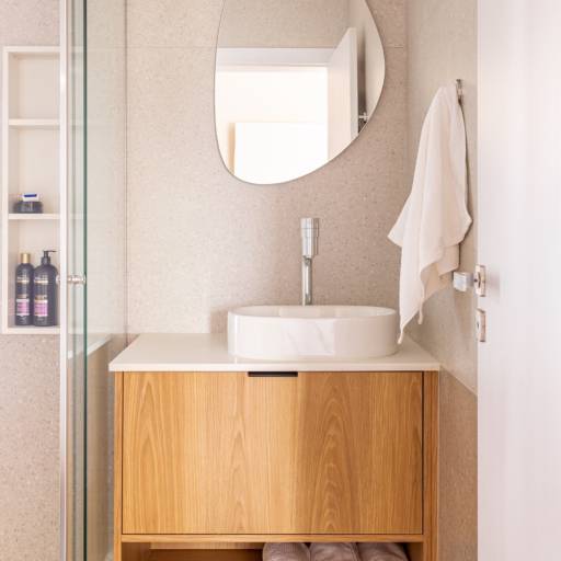 Design Inteligente em Banheiros Planejados – Ninho Verde II por THRE3 - Estúdio de Design