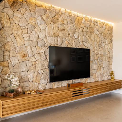 Salas Planejadas no Ninho Verde II – Estilo e Conforto por THRE3 - Estúdio de Design