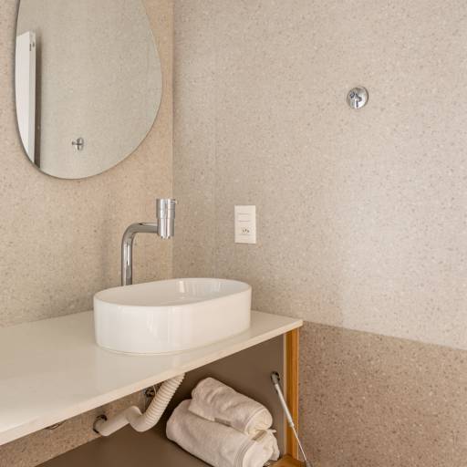 Design Inteligente em Banheiros Planejados – Ninho Verde II por THRE3 - Estúdio de Design