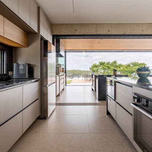 Cozinhas e Espaços Gourmet no Ninho Verde II por THRE3 - Estúdio de Design