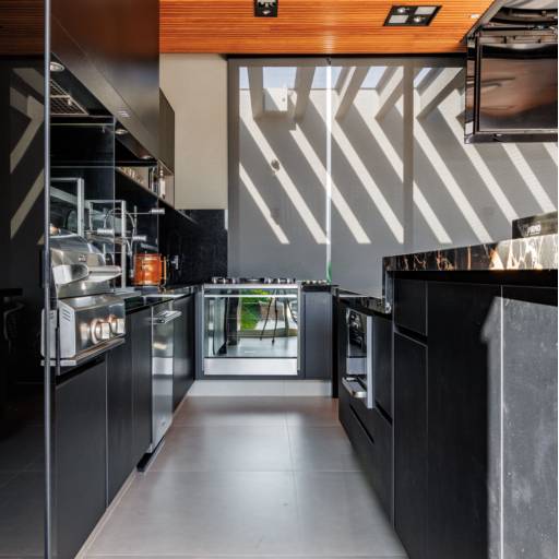 Cozinhas e Espaços Gourmet no Ninho Verde II por THRE3 - Estúdio de Design