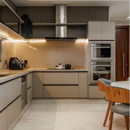 Cozinhas e Espaços Gourmet no Ninho Verde II por THRE3 - Estúdio de Design