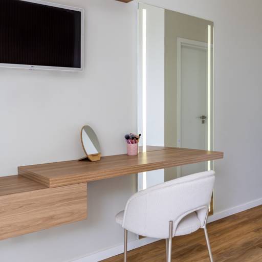 Quartos Planejados no Ninho Verde II – Conforto Sob Medida por THRE3 - Estúdio de Design