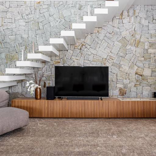 Salas Planejadas no Ninho Verde II – Estilo e Conforto por THRE3 - Estúdio de Design