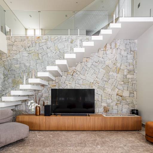 Salas Planejadas no Ninho Verde II – Estilo e Conforto por THRE3 - Estúdio de Design