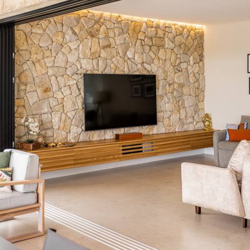 Salas Planejadas no Ninho Verde II – Estilo e Conforto por THRE3 - Estúdio de Design