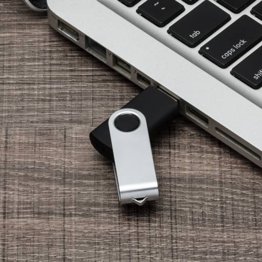 016 Pen Drive Giratório Metálico 4GB/8GB/16GB/32GB em São José do Rio Preto, SP por Public Gráfica e Brindes