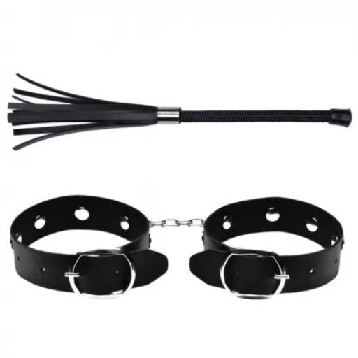 Kit Simples, confeccionado em couro sintético composto por chicotinho e algema bracelete fina.