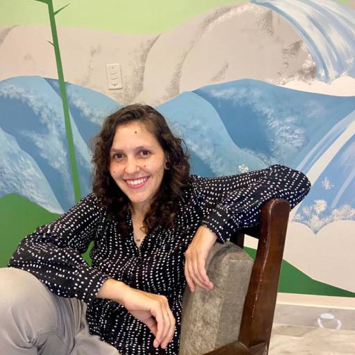 A vida, às vezes, nos convida a pausar, respirar e olhar para dentro.
A Psicoterapia Centrada na Pessoa é um espaço para isso — um encontro onde você pode ser quem é, sem pressa e sem julgamentos. Inspirada nas ideias de Carl Rogers e Eugene Gendlin, essa abordagem acredita que dentro de cada pessoa existem os recursos necessários para crescer, se compreender e se transformar.

Aqui, a escuta é autêntica, o acolhimento é genuíno e o foco está na sua experiência vivida.
Ao longo do processo, você é convidado(a) a se reconectar com seus sentimentos, percepções e sensações corporais, favorecendo o autoconhecimento, a autenticidade e o florescimento pessoal.

Ideal para quem busca compreender a si mesmo, lidar com emoções difíceis e viver de forma mais coerente com o próprio sentir.